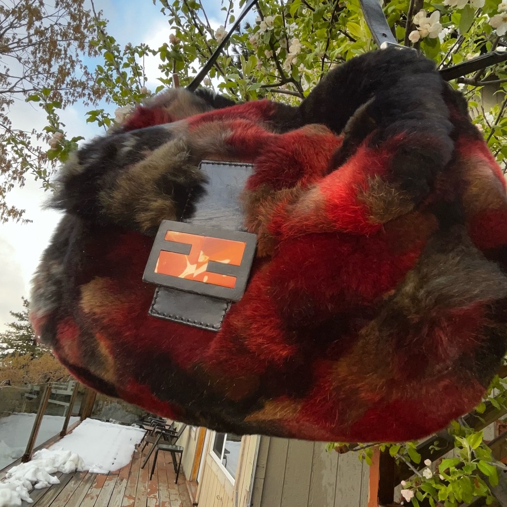 Fendi: RARE Mink Fur Multicolor Dyed Beaver Sheared Mamma Baguette Shoulder Bag - Picture 16 of 17